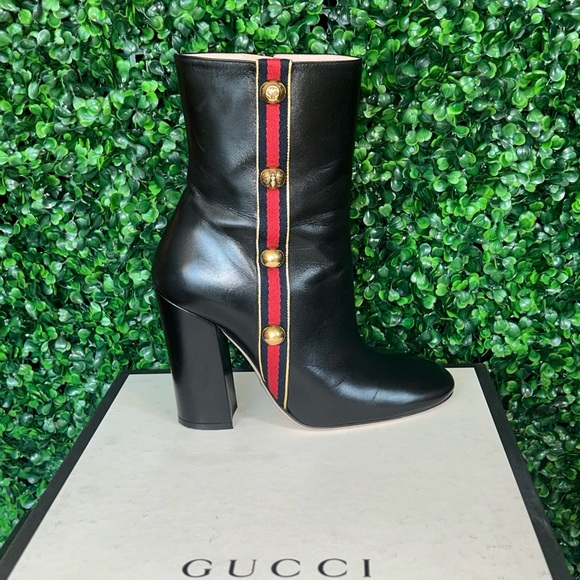 GUCCI BLACK BOOTS….37+(7.5) These boots are classic, love the gold buttons. - Picture 6 of 10